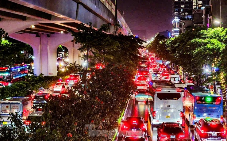 Theo quan sát, gần như không còn một kẽ hở tại các làn đường tại Phạm Văn Đồng hướng về ngã tư Cầu Giấy.