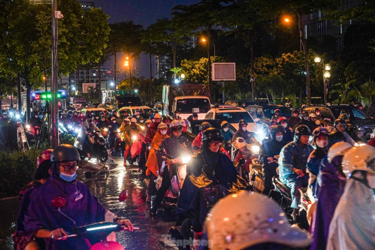 "Từ chiều đã tắc, đến tối vẫn tắc. Mưa gió cứ như thế này đi lại rất khó khăn", một người dân chia sẻ.