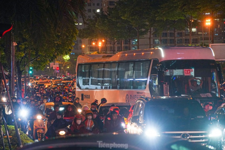 Dòng phương tiện nối đuôi nhau di chuyển chậm trên đường Tôn Thất Thuyết.