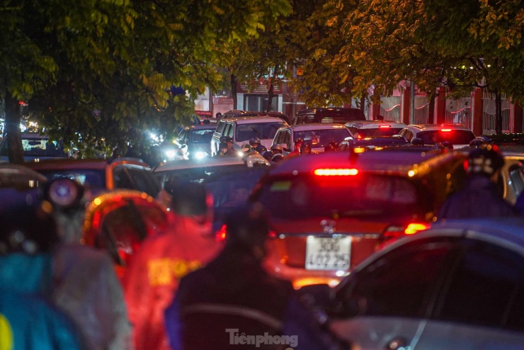 Đường Hoàng Quán Chi (gần công viên Cầu Giấy) cũng rơi vào tình cảnh tắc cứng cả 2 chiều đường.