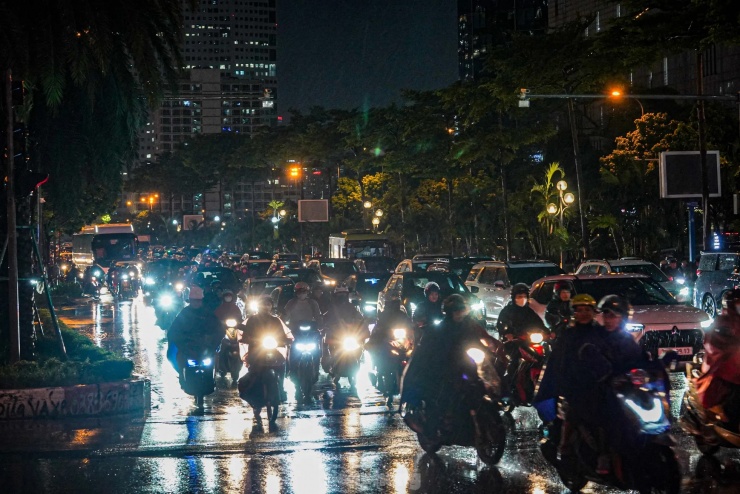 Dự báo thời tiết ngày mai 1/7 tại Hà Nội sẽ tiếp tục có mưa rào và rải rác có dông, cục bộ có nơi xảy ra mưa to. Nhiệt độ dự kiến giao động trong khoảng 26-32 độ C. Người dân nên chuẩn bị áo mưa, chú ý đề phòng sấm sét, đồng thời hạn chế ra đường trong các cơn mưa lớn để đảm bảo an toàn.