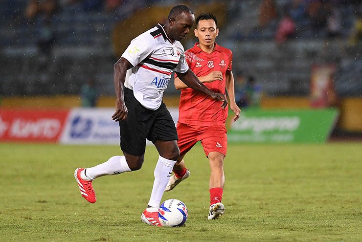 Kết quả sốc trận huyền thoại MU - Ngôi sao Việt Nam: Văn Quyết - Văn Quyến gieo sầu Owen - Sheringham