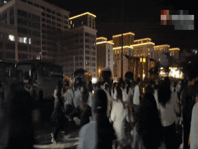 Chưa từng có ở showbiz: 10.000 người xếp hàng xuyên đêm để gặp mỹ nhân chỉ cao 1m45
