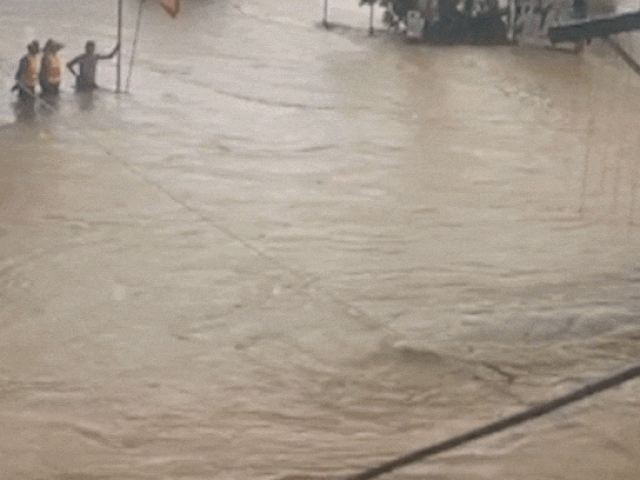 Nước ngập hơn một mét sau mưa lớn ở TP Thái Nguyên