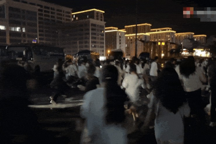 Chưa từng có ở showbiz: 10.000 người xếp hàng xuyên đêm để gặp mỹ nhân chỉ cao 1m45
