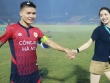 Quang Hải ôm hôn, nắm tay vợ chạy trên sân mừng vô địch Cup Quốc gia