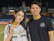 Văn Thanh đưa bạn gái xuống sân nâng Cup