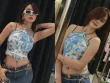Chị gái Thiều Bảo Trâm dùng khăn làm áo, khoe dáng gợi cảm