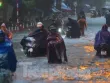 Sau cơn mưa là 'mệt và đói': Người Hà Nội lạc lối giữa tắc đường kéo dài đến đêm