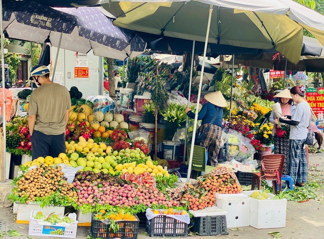 Theo các tiểu thương, mặc dù giá mận tương đối rẻ nhưng mức độ tiêu thụ không cao.