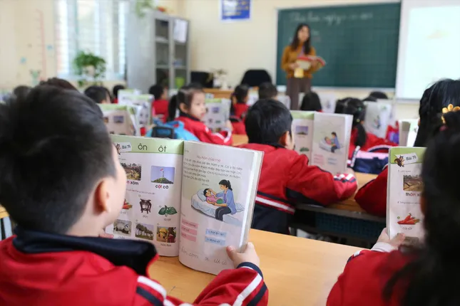 Năm học 2025 – 2026, học sinh các cấp vẫn học SGK chưa chỉnh sửa. Ảnh: NHƯ Ý