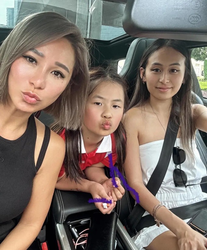 Trần Tuệ Linh và hai con gái. Ảnh: Weibo