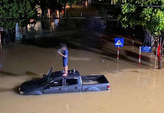 Xe bán tải mắc kẹt vì mưa lớn tại đường Minh Cầu, TP Thái Nguyên. Ảnh: Thái Nguyên News