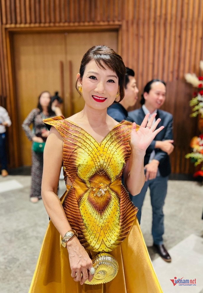 NSND Mỹ Uyên toả sáng khi góp mặt cùng đoàn phim "Thám tử Kiên".&nbsp;