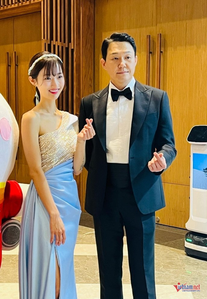 Diễn viên Park Sung Woong lên đồ lịch lãm tới khai mạc.