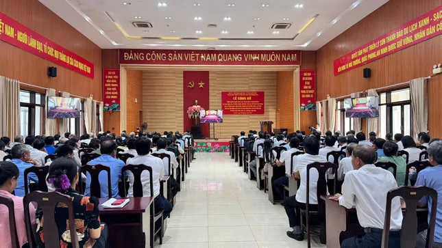 Tại trung tâm hành chính Đặc khu Lý Sơn lễ công bố nghị quyết sáp nhập tỉnh đã diễn ra trong không khí trang nghiêm.