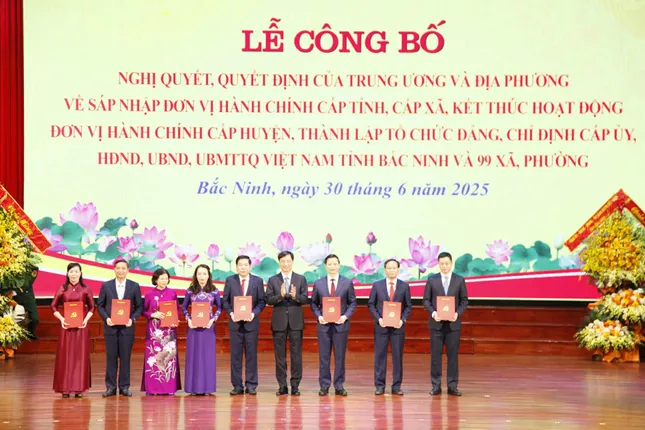Ủy viên Bộ Chính trị, Bí thư Trung ương Đảng, Chủ nhiệm Ủy ban Kiểm tra Trung ương Nguyễn Duy Ngọc trao quyết định cho lãnh đạo tỉnh Bắc Ninh