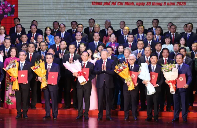Công bố Bí thư, Chủ tịch UBND các tỉnh, thành phố mới sau sáp nhập - 18