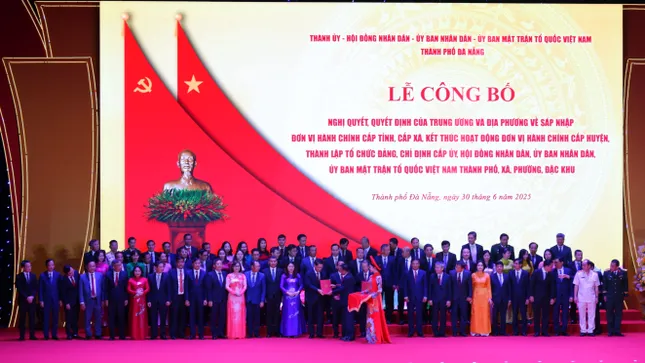 Ông Trần Cẩm Tú - Thường trực Ban Bí thư trao các quyết định cho Đảng bộ TP Đà Nẵng mới.