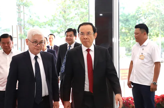 Lãnh đạo TPHCM đến dự buổi lễ. Ảnh: Ngô Tùng