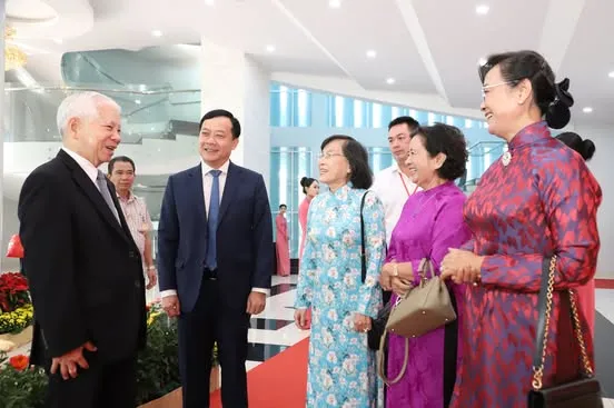Các đại biểu hân hoan trước lễ công bố