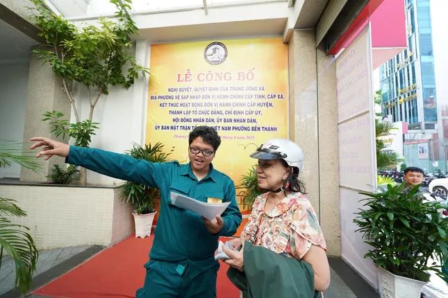 Tại các phường mới thành lập, công tác phục vụ người dân đến làm thủ tục vẫn diễn ra bình thường