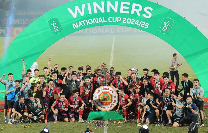 Quang Hải cùng đồng đội chụp ảnh ăn mừng chức vô địch Cup Quốc gia 2024-2025. Ảnh: CAHN FC