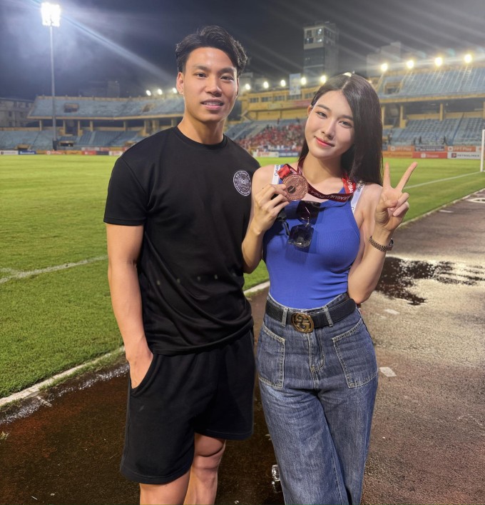 Văn Thanh trao huy chương đồng V-League 2024-2025 cho bạn gái sau trận CAHN thắng Hải Phòng 2-0 ở hôm 22/6. Ảnh: Facebook Vũ Văn Thanh