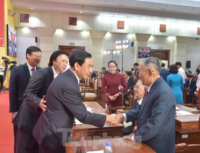 Đại tướng Phan Văn Giang - Bộ trưởng Bộ Quốc phòng bắt tay đại biểu tại lễ công bố. Ảnh: Hòa Hội
