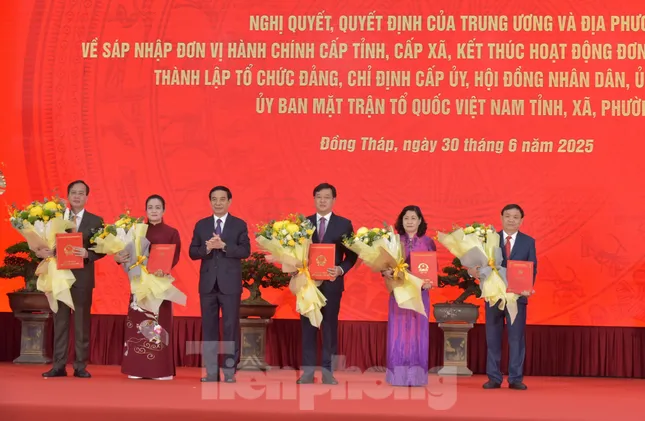 Đại tướng Phan Văn Giang - Bộ trưởng Bộ Quốc phòng trao quyết định cho lãnh đạo tỉnh Đồng Tháp mới. Ảnh: Hòa Hội
