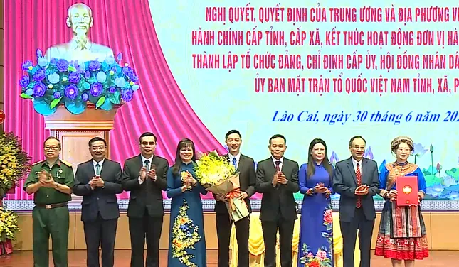 Bà Giàng Thị Dung, Phó Bí thư Tỉnh ủy Lào Cai giữ chức vụ Chủ tịch Ủy ban Mặt trận Tổ quốc Việt Nam tỉnh Lào Cai. Các Phó Chủ tịch gồm các đồng chí Lý Văn Hải, Nguyễn Thị Bích Nhiệm, Nguyễn Chương Phát, Đinh Minh Hà, Hà Đức Hải, Nguyễn Trung Thái, Nguyễn Ngọc Linh.