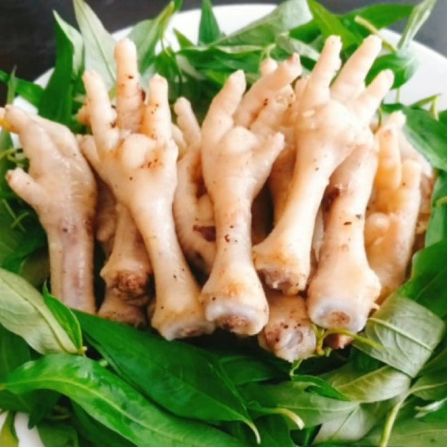 Chân gà hấp rau răm thơm ngon mặn mà, thịt gà mềm ngọt, thơm lừng mùi rau răm ăn kèm với chén muối tiêu chanh là ngon hết ý.