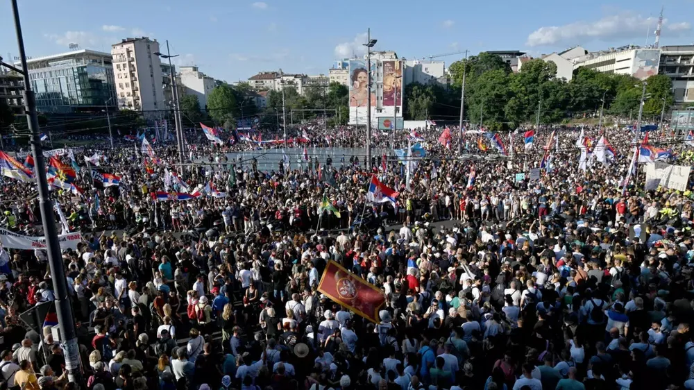 Đám đông biểu tình ở Serbia cuối tuần qua. Ảnh: AFP