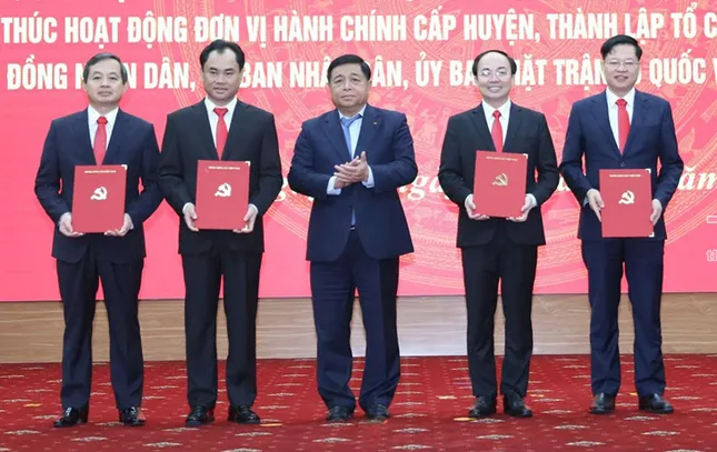  Phó Thủ tướng Chính phủ Nguyễn Chí Dũng trao các quyết định chỉ định Bí thư, Phó Bí thư Tỉnh ủy Thái Nguyên mới.   
