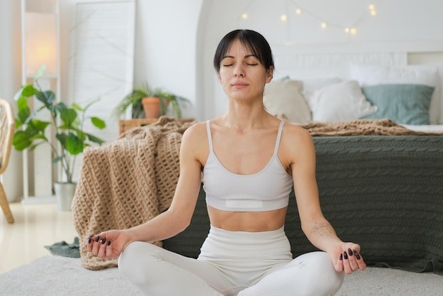 "Hãy cố gắng thiền định trong 10 phút vào buổi sáng và buổi tối, thiền định có thể giúp làm chậm quá trình lão hóa bằng cách giảm căng thẳng, tăng cường sức khỏe và điều hòa hormone", chuyên gia người Anh cho biết.