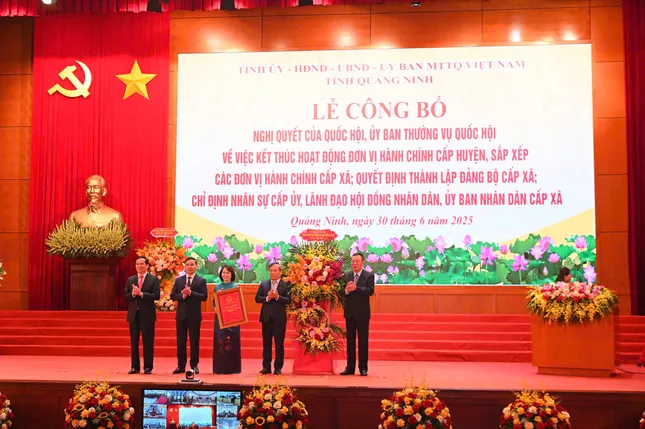 Lãnh đạo tỉnh Quảng Ninh nhận Nghị quyết số 1679/NQ‑UBTVQH15 của Ủy ban Thường vụ Quốc hội.