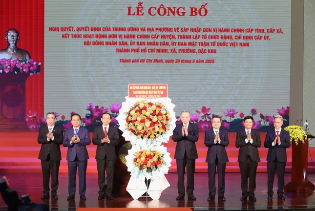 Nhấn vào ảnh để phóng to Tổng Bí thư Tô Lâm trao hoa của Trung ương chúc mừng buổi lễ công bố.