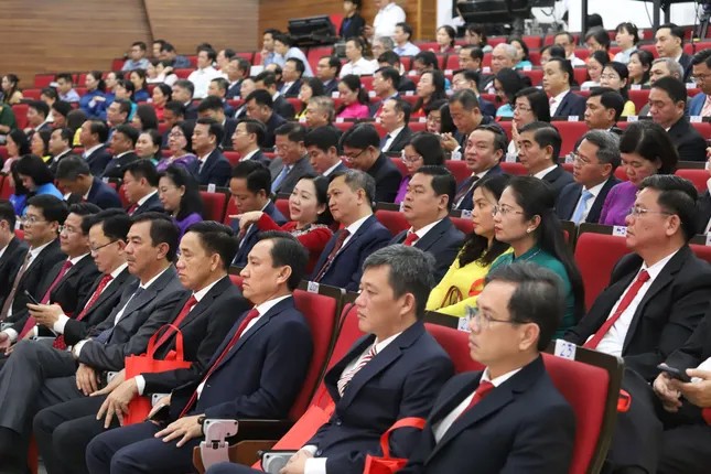 Nhấn vào ảnh để phóng to Các lãnh đạo phường mới sau sắp xếp.