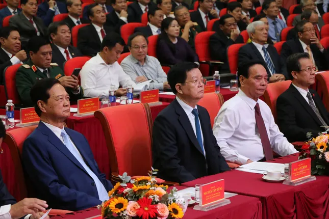 Các đại biểu tham dự buổi lễ.