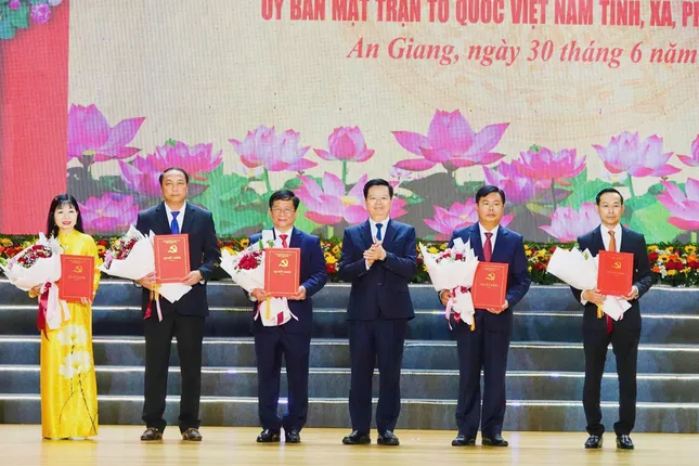 Trao Quyết định của Bộ Chính trị chỉ định Bí thư, các Phó Bí thư Tỉnh ủy An Giang mới.