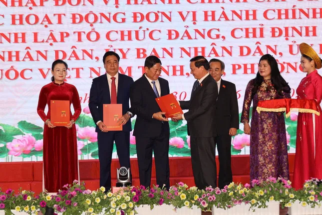 Phó Chủ tịch Thường trực Quốc hội trao các Quyết định chỉ định Đoàn ĐBQH và HĐND tỉnh Khánh Hòa.