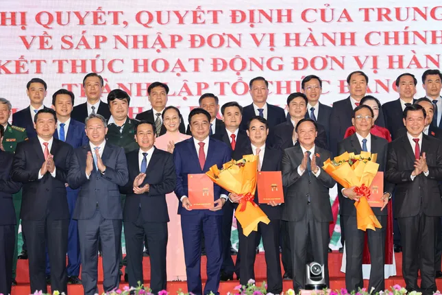 Trao quyết định cho Ban Chấp hành Đảng bộ tỉnh Khánh Hòa mới.