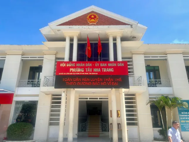 Trụ sở UBND phường Tây Nha Trang (trụ sở UBND xã Vĩnh Ngọc cũ) đã thay bảng hiệu mới.