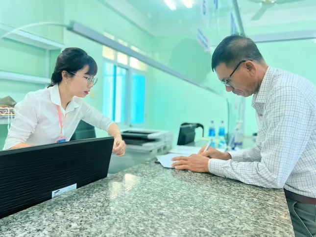 Trung tâm phục vụ hành chính công xã Vĩnh Thái (phường Nam Nha Trang) vẫn giải quyết hồ sơ cho người dân cho đến hết ngày 30/6.