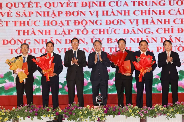 Trao các quyết định chỉ định Chủ tịch và Phó Chủ tịch UBND tỉnh Khánh Hòa.