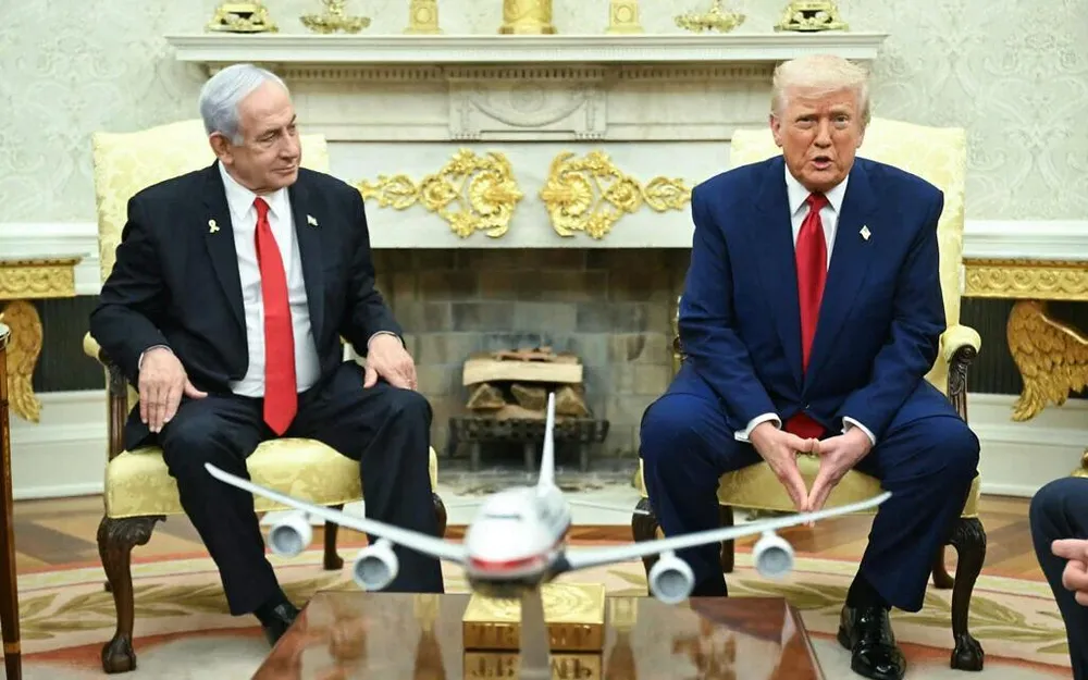 Tổng thống Mỹ Donald Trump (phải) và Thủ tướng Israel Benjamin Netanyahu tại cuộc gặp ở Nhà Trắng vào tháng 4. Ảnh: Saul Loeb/AFP