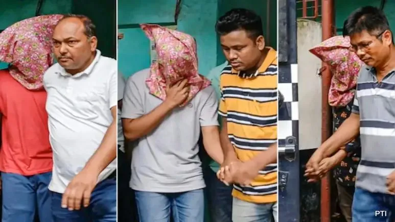 3 nghi phạm vụ cưỡng hiếp trong phòng bảo vệ trường Cao đẳng Luật South Calcutta, gồm nghi phạm chính Manojit Mishra và 2 nam sinh đồng loã (bị trùm đầu), bị cảnh sát bắt hôm 26-6. Ảnh: PTI/NDTV