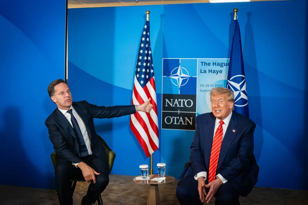 Tổng thư ký NATO Mark Rutte (trái) và Tổng thống Mỹ Donald Trump tại Hội nghị thượng đỉnh NATO ở Canada ngày 25-6. Ảnh: NATO