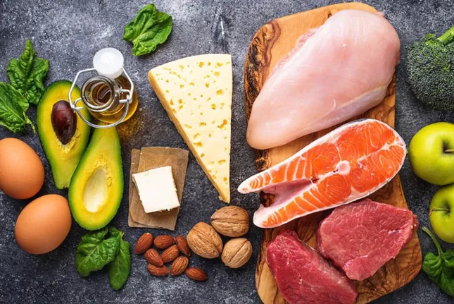 Bệnh nhân ung thư cần đạm để duy trì khối cơ và sức đề kháng. Việc kiêng khem quá mức khiến cơ thể suy kiệt nhanh hơn. Cần ăn đầy đủ, đúng cách, không kiêng cực đoan. Việc khối u to lên, di căn... là do tính chất ác tính của u, dù bạn có kiêng đạm thì u vẫn to lên và di căn. Ảnh minh họa: Internet