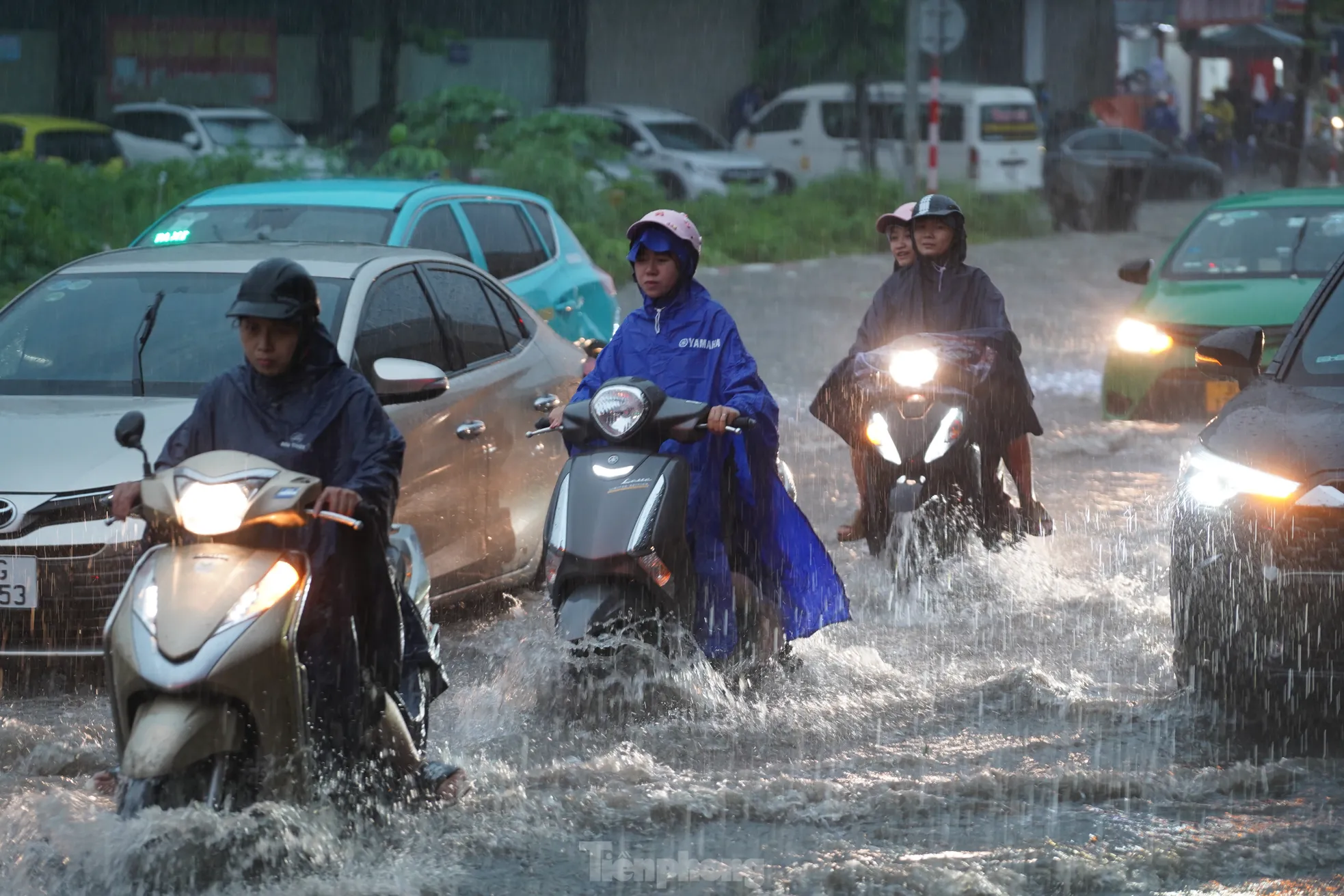 Theo ghi nhận của PV Tiền Phong, tại đường Phạm Văn Đồng (quận Cầu Giấy, Hà Nội), vào khoảng 17h nước chảy như sông khiến các phương tiện di chuyển rất khó khăn.